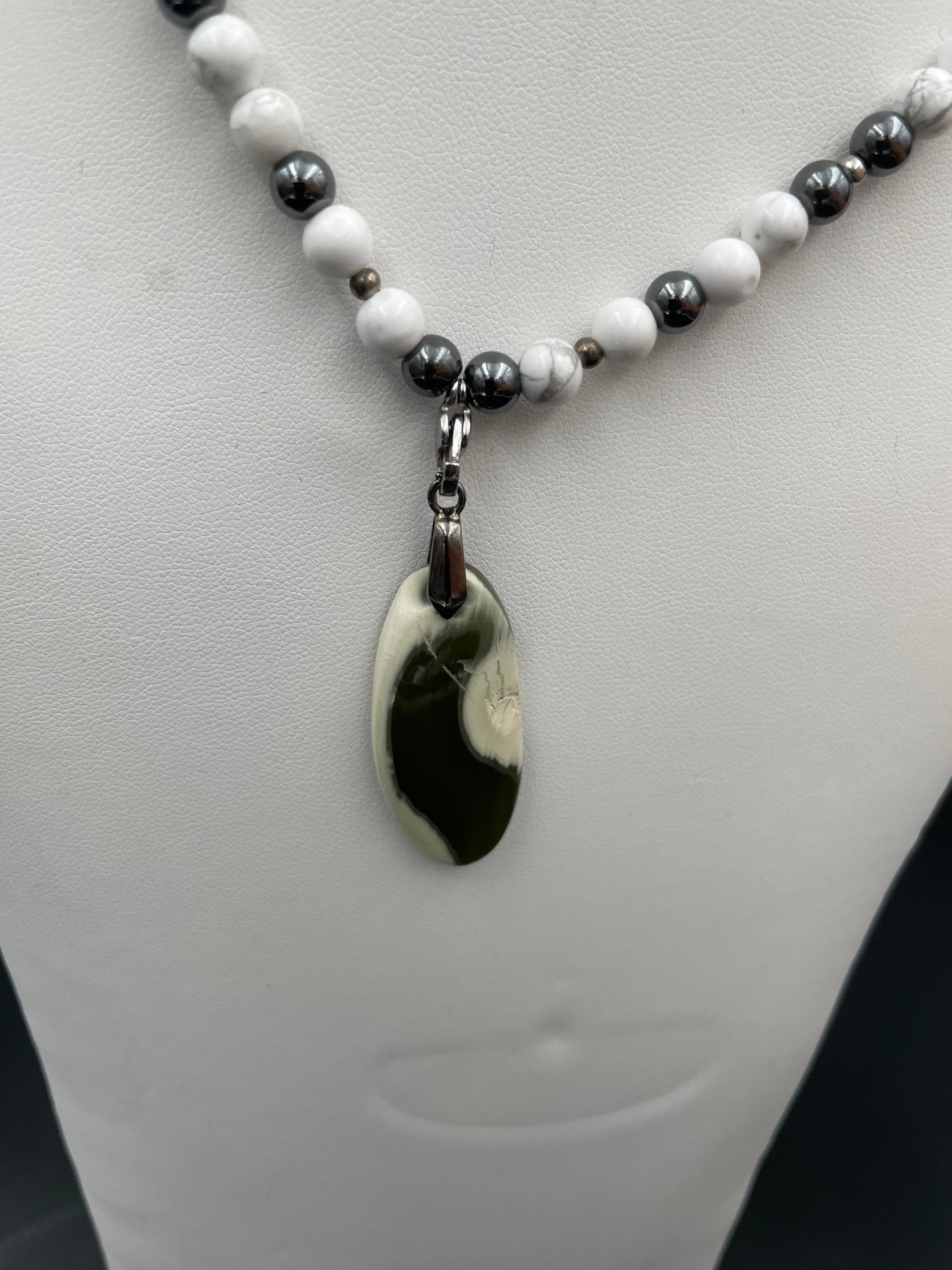 COLLIER- HOWLITE - HEMATITE